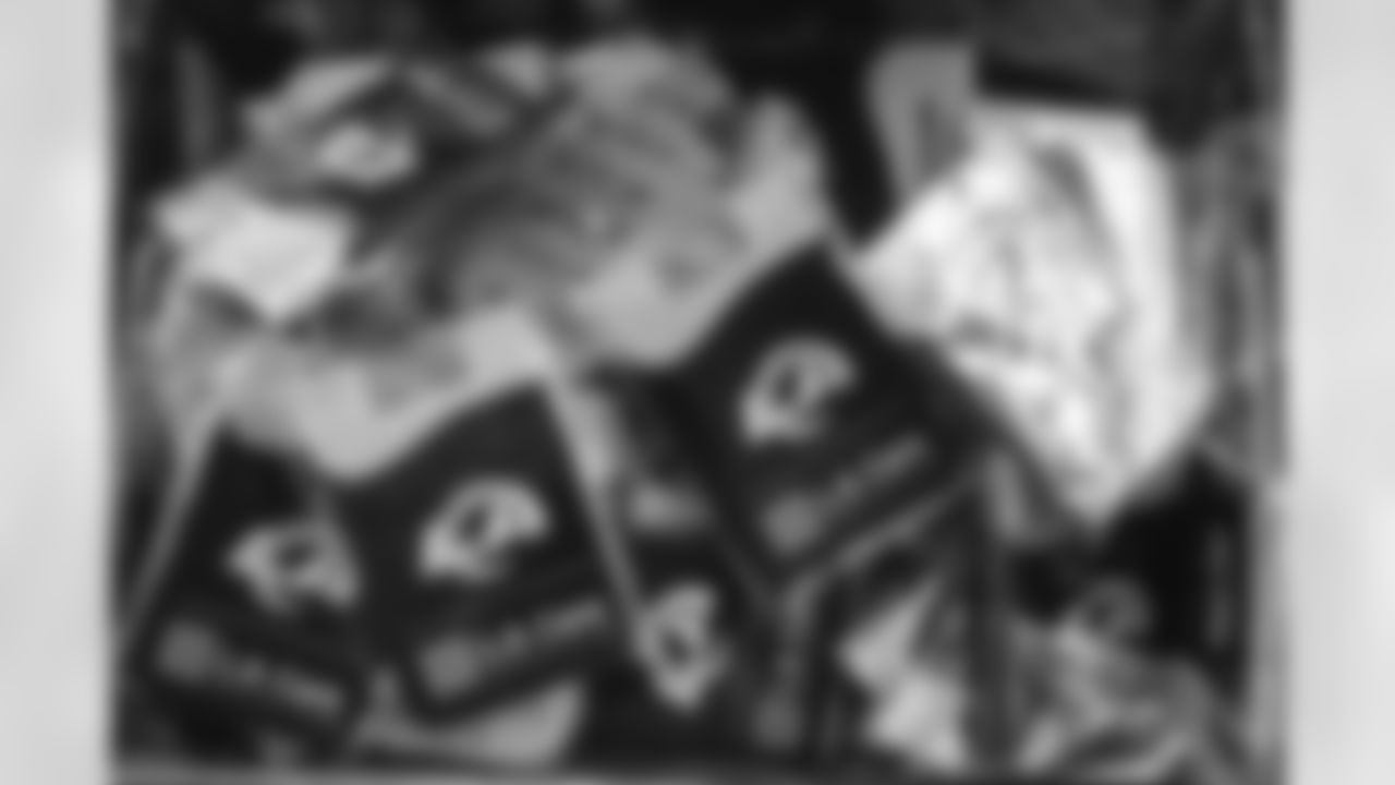 E_251122_Nickerson_Gardens_LA_Care_Food_Distro_HY_00119