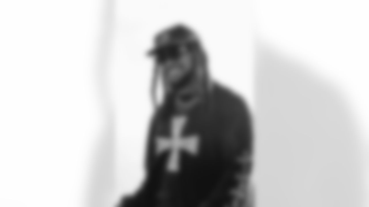 88 WR Jordan Whittington arrives at SoFi Stadium for today's matchup against the Lions