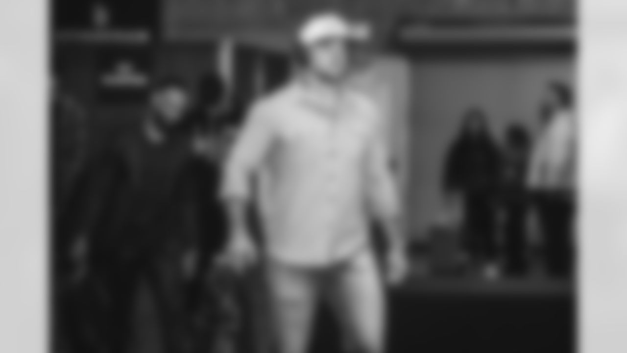 51 ILB Troy Reeder arrives at Lumen Field for Thursday Night Football vs. the Seahawks