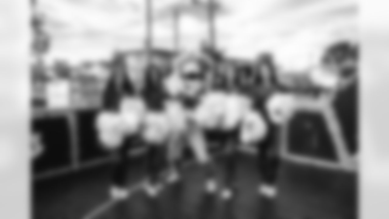 E_251122_Nickerson_Gardens_LA_Care_Food_Distro_HY_00158