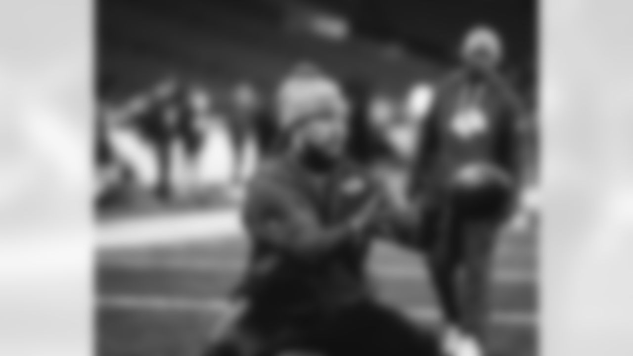 88 WR Jordan Whittington warms up pregame ahead of the Rams vs. Seahawks Week 16 matchup