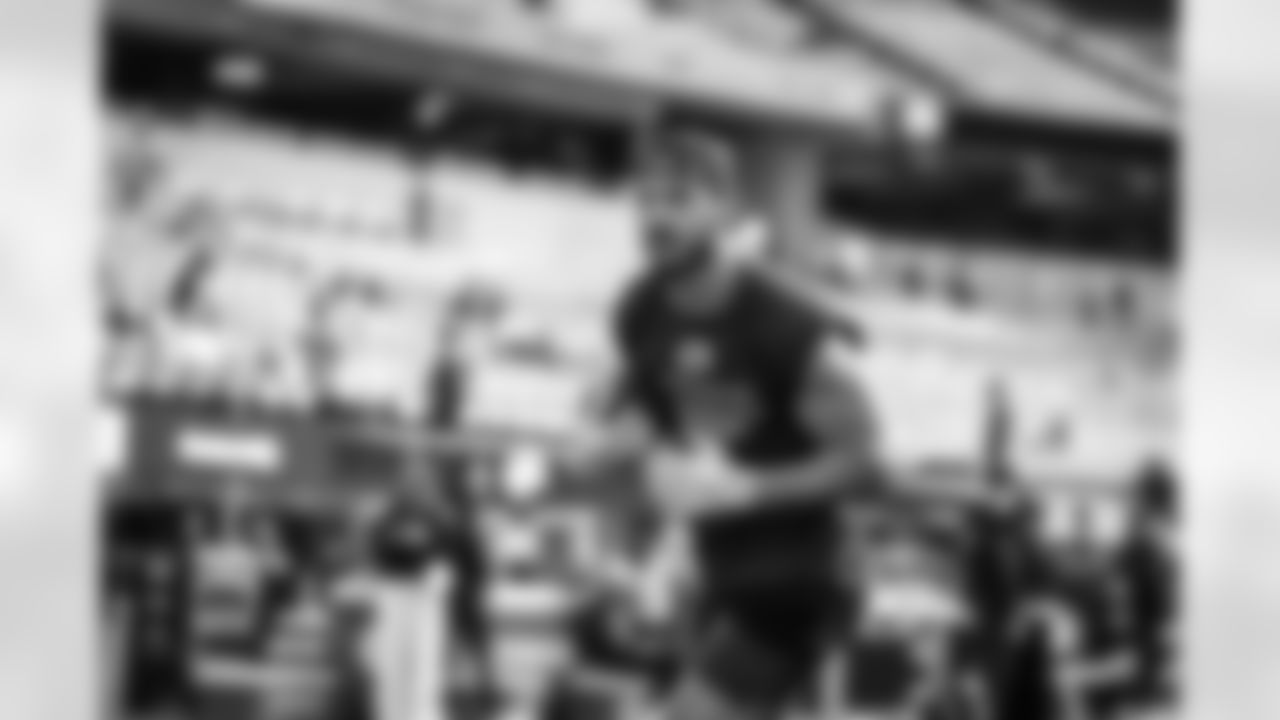 84 TE Colby Parkinson warms up pregame ahead of the Rams vs. Lions Week 15 matchup