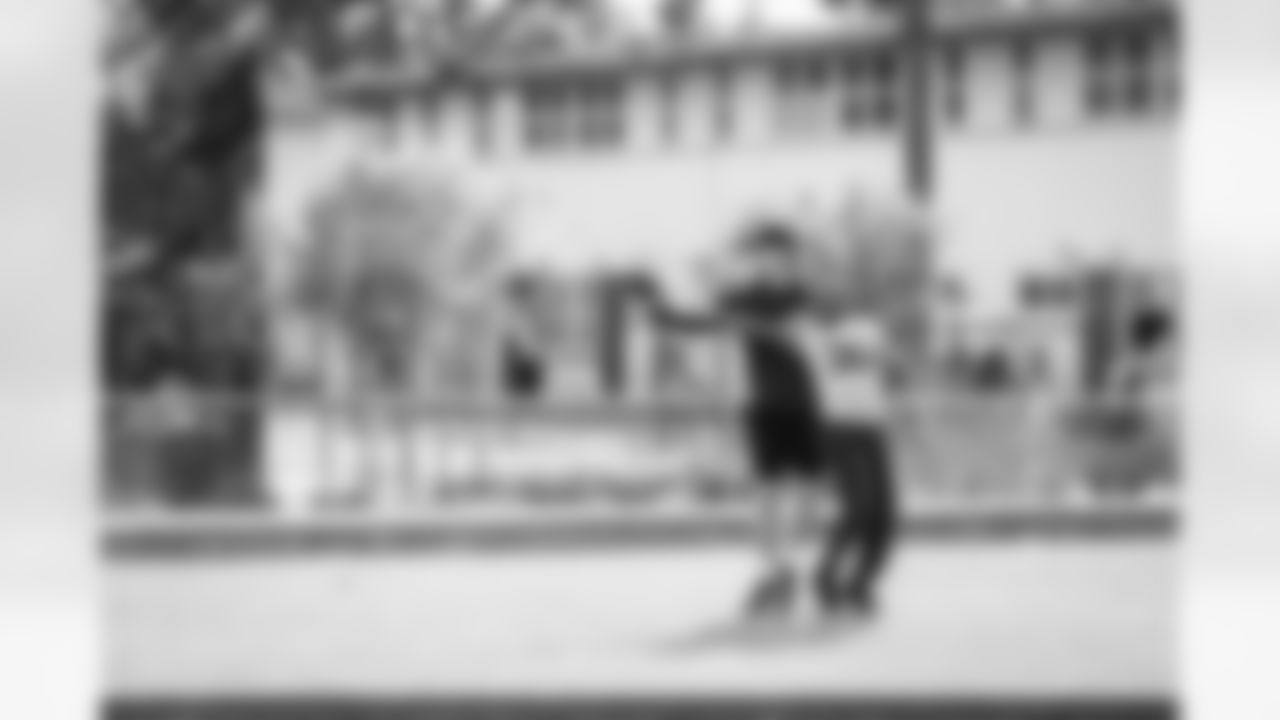 E_251122_Nickerson_Gardens_LA_Care_Food_Distro_HY_00012