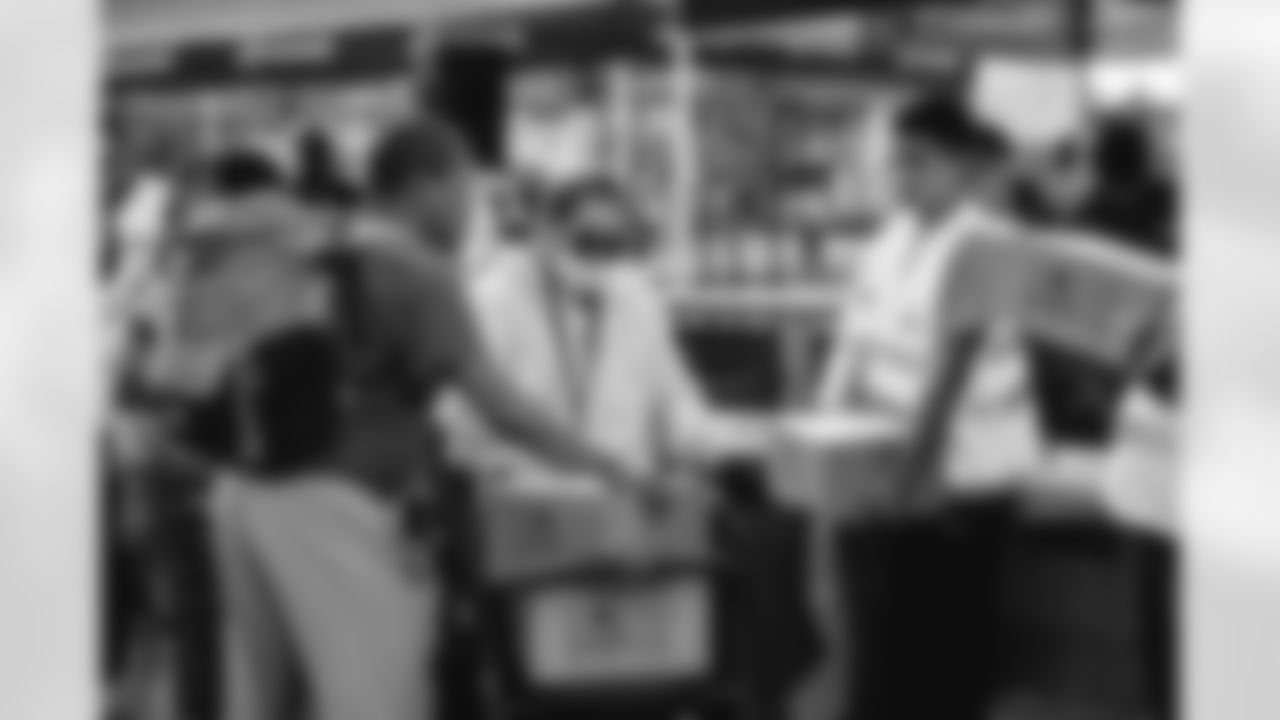 E_251122_Nickerson_Gardens_LA_Care_Food_Distro_HY_00082