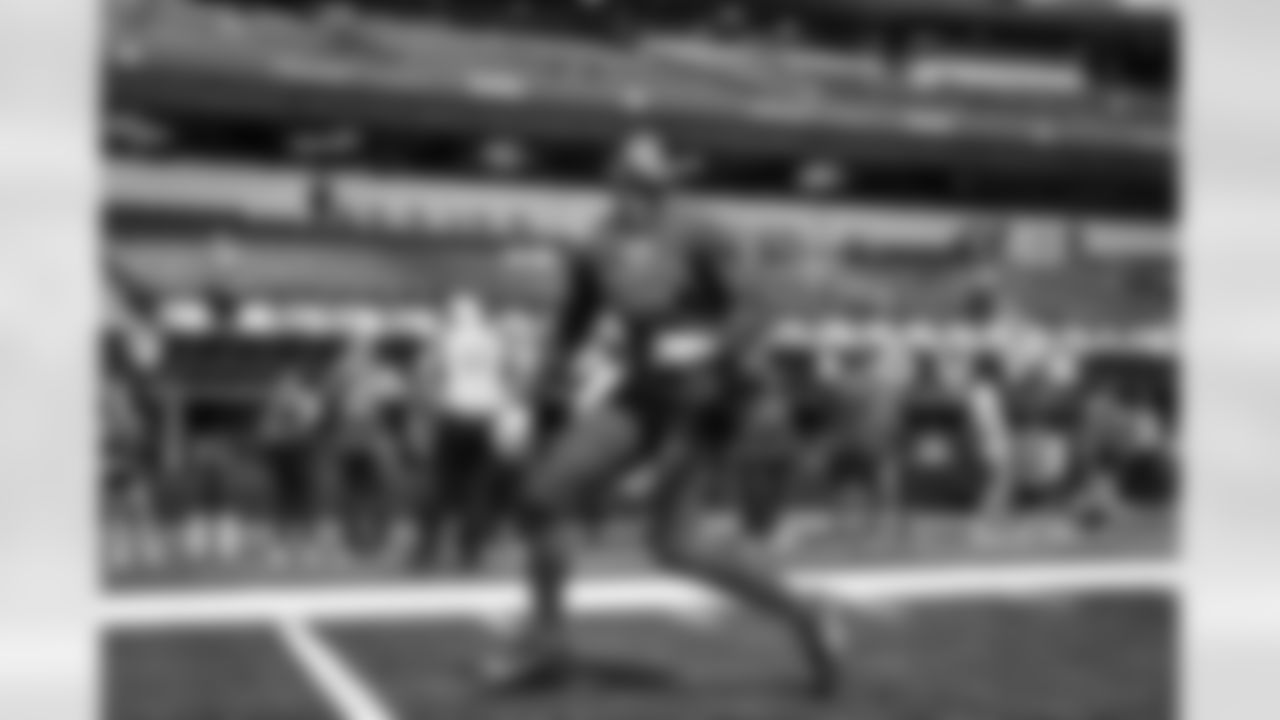 39 S Malik Dixon-Williams warms up pregame ahead of the Rams vs. Cowboys Preseason Week 1 matchup