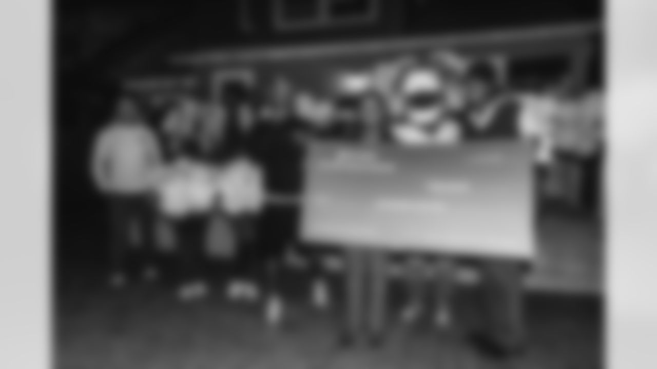 E_251016_JenesseCenterpLAymakersurprise_5565