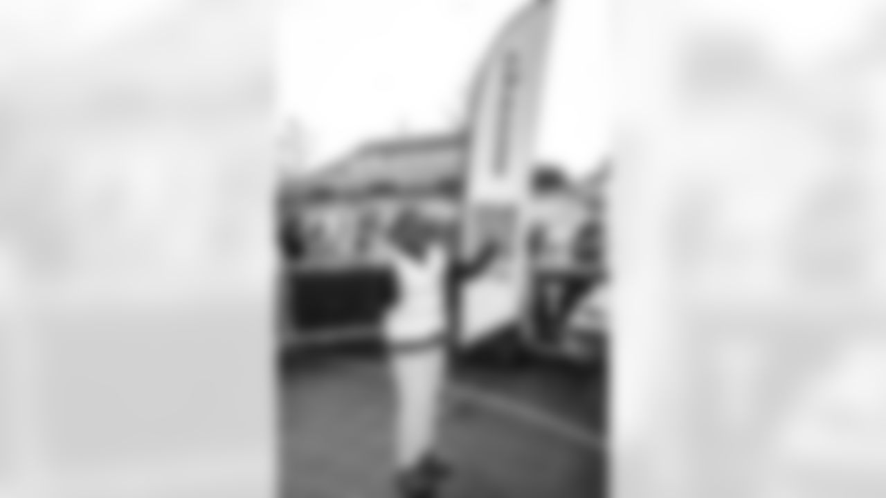 E_251122_Nickerson_Gardens_LA_Care_Food_Distro_HY_00057