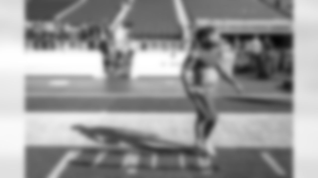 23 RB Kyren Williams warms up pregame ahead of the Rams vs. 49ers Week 10 matchup