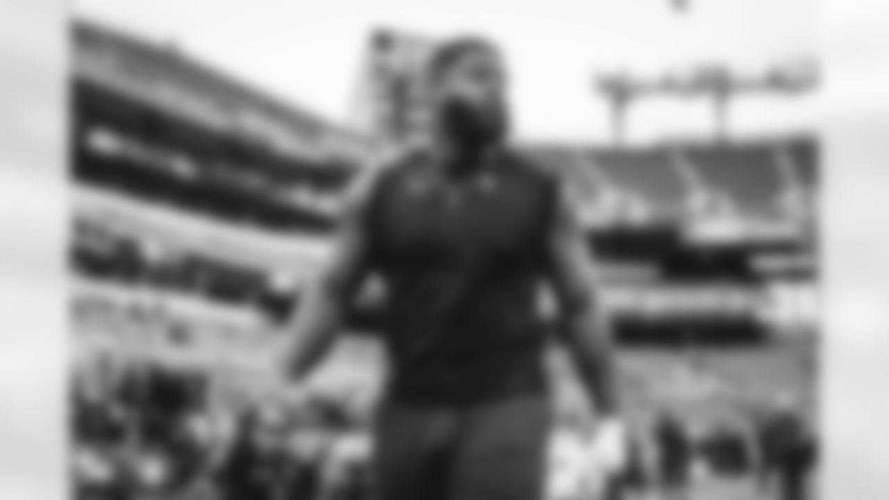 8 OLB Jared Verse warms up pregame ahead of the Rams vs. Ravens Week 6 matchup