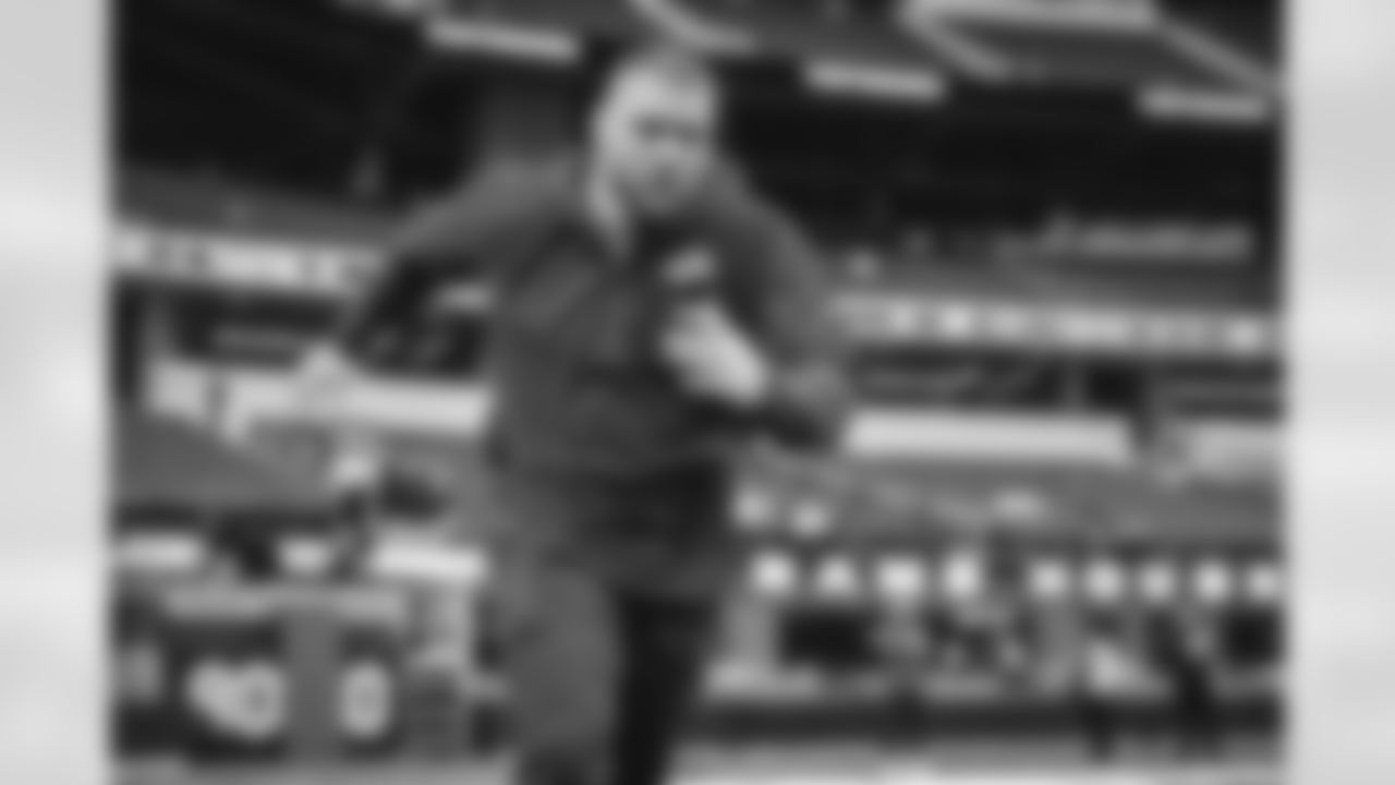 55 DE Braden Fiske warms up pregame ahead of the Rams vs. Cardinals Week 18 matchup