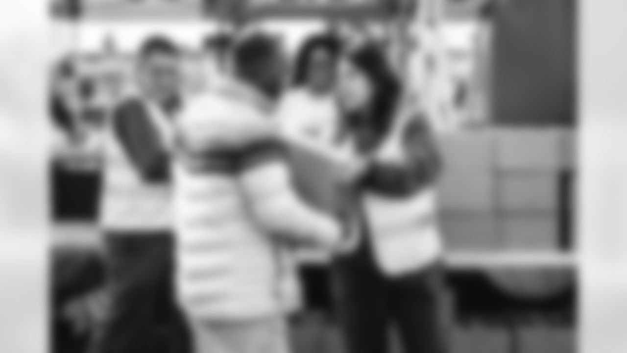 E_251122_Nickerson_Gardens_LA_Care_Food_Distro_HY_00147