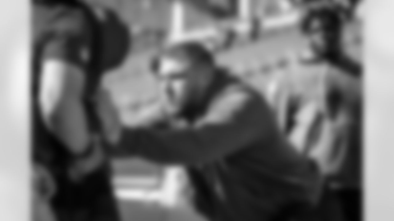 55 DE Braden Fiske warms up pregame ahead of the Rams vs. 49ers Week 10 matchup