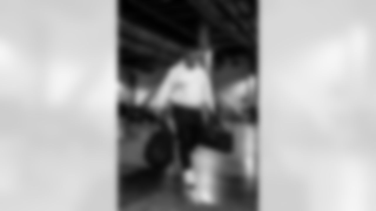 90 DE Tyler Davis arrives at SoFi Stadium for today's matchup against the Seahawks