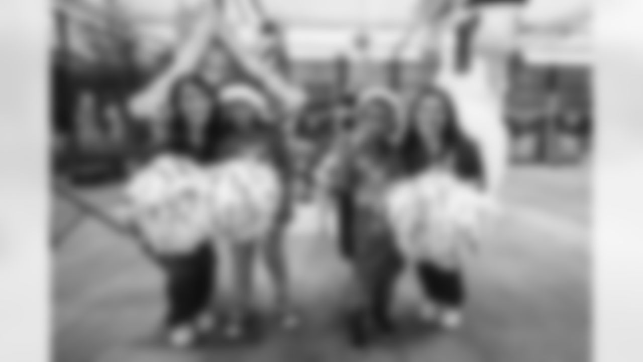 E_251210_Holiday_Shopping_Spree_NT_0131