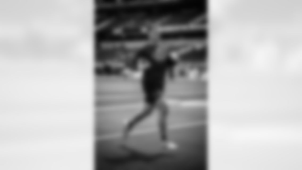 Los Angeles Rams tight end Davis Allen warms up pregame ahead of the Rams vs. Cowboys Preseason Week 1 matchup