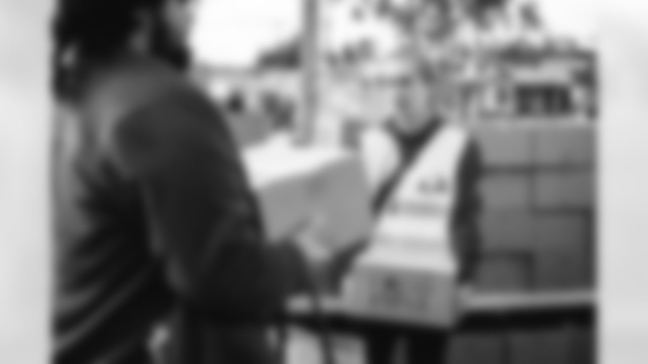 E_251122_Nickerson_Gardens_LA_Care_Food_Distro_HY_00084