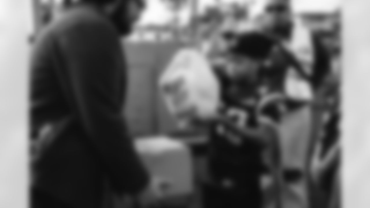 E_251122_Nickerson_Gardens_LA_Care_Food_Distro_HY_00085