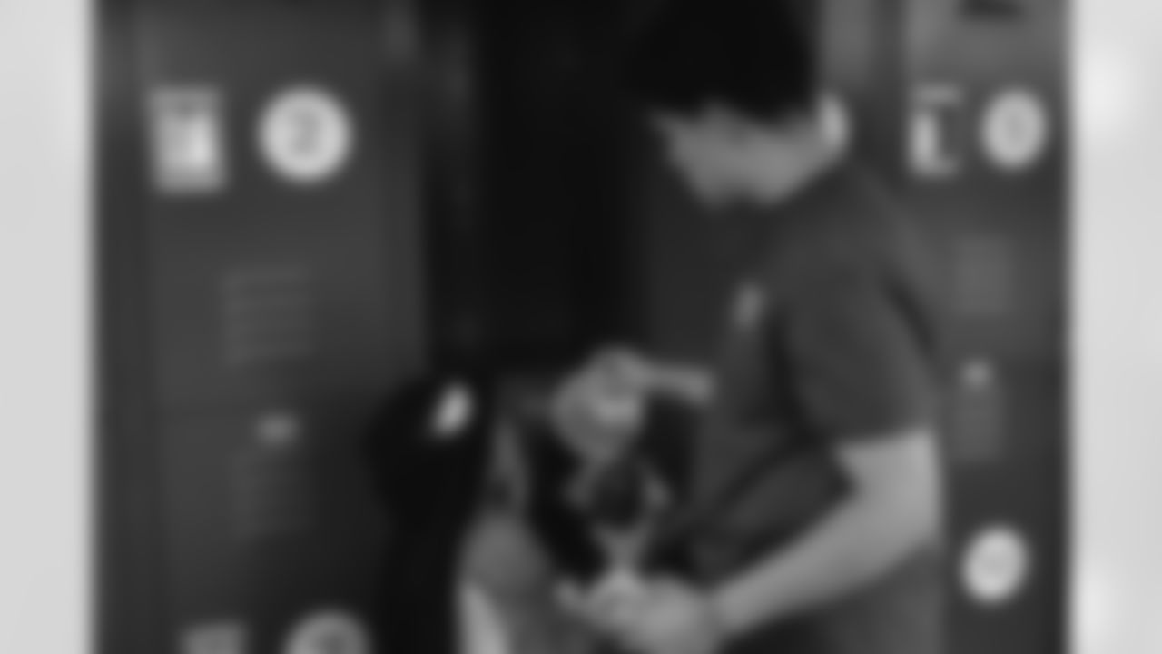 E_251122_Nickerson_Gardens_LA_Care_Food_Distro_HY_00120