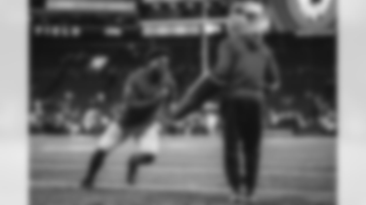 10 OLB Josaiah Stewart warms up pregame ahead of the Rams vs. Seahawks Week 16 matchup