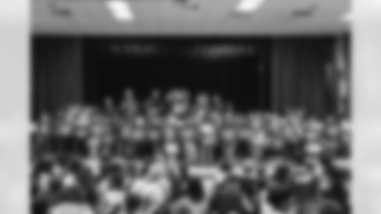 E_260109_Playof_Rally_Towel_Distribution_HY_0075