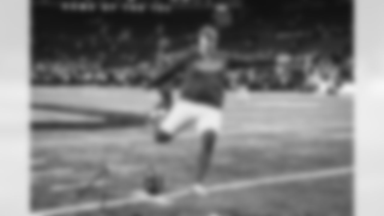 92 K Harrison Mevis warms up pregame ahead of the Rams vs. Seahawks Week 16 matchup