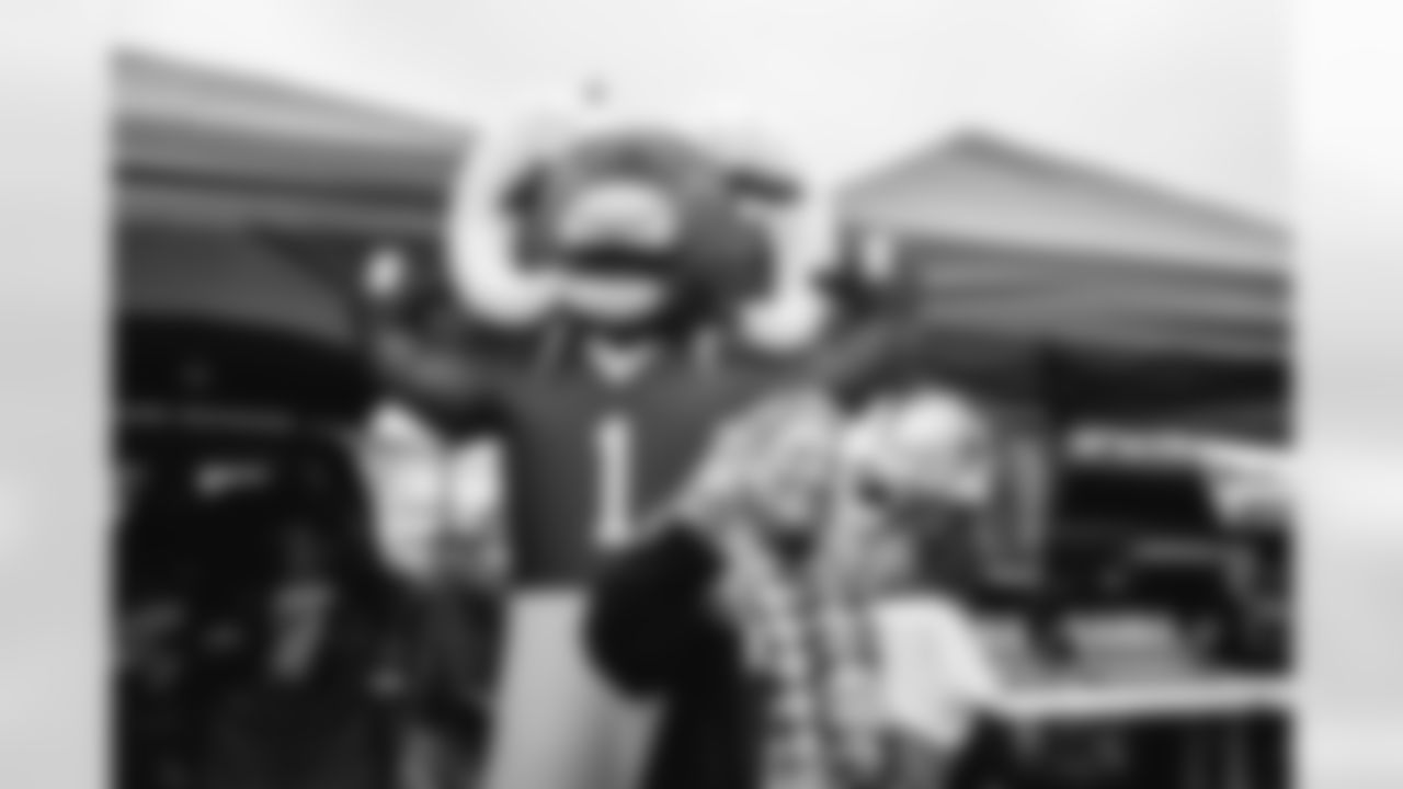 The Los Angeles Rams take on the Arizona Cardinals at SoFi Stadium in Week 18 of the 2025 season.