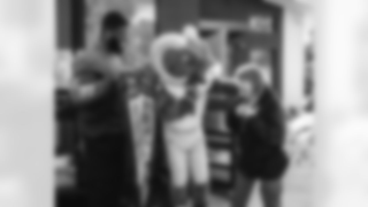 E_251118_West_Valley_Food_Pantry_Distribution_HY_1043