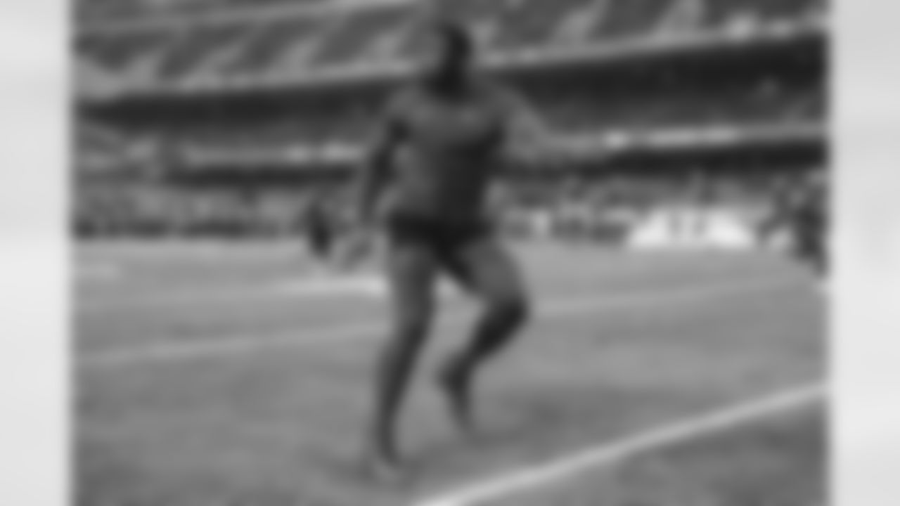 0 OLB Byron Young warms up pregame ahead of the Rams vs. Bears Divisional matchup