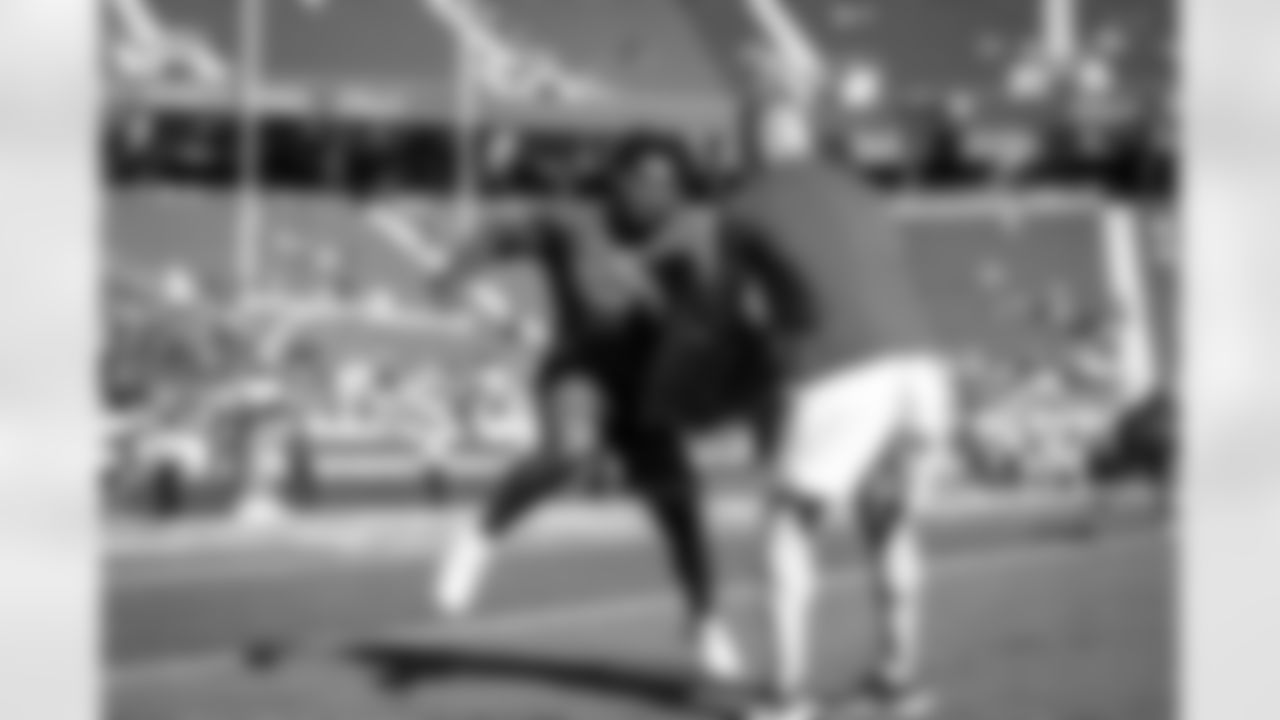 10 OLB Josaiah Stewart warms up pregame ahead of the Rams vs. 49ers Week 10 matchup