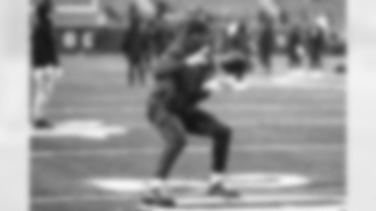 17 WR Davante Adams warms up pregame ahead of the Rams vs. Bears Divisional matchup