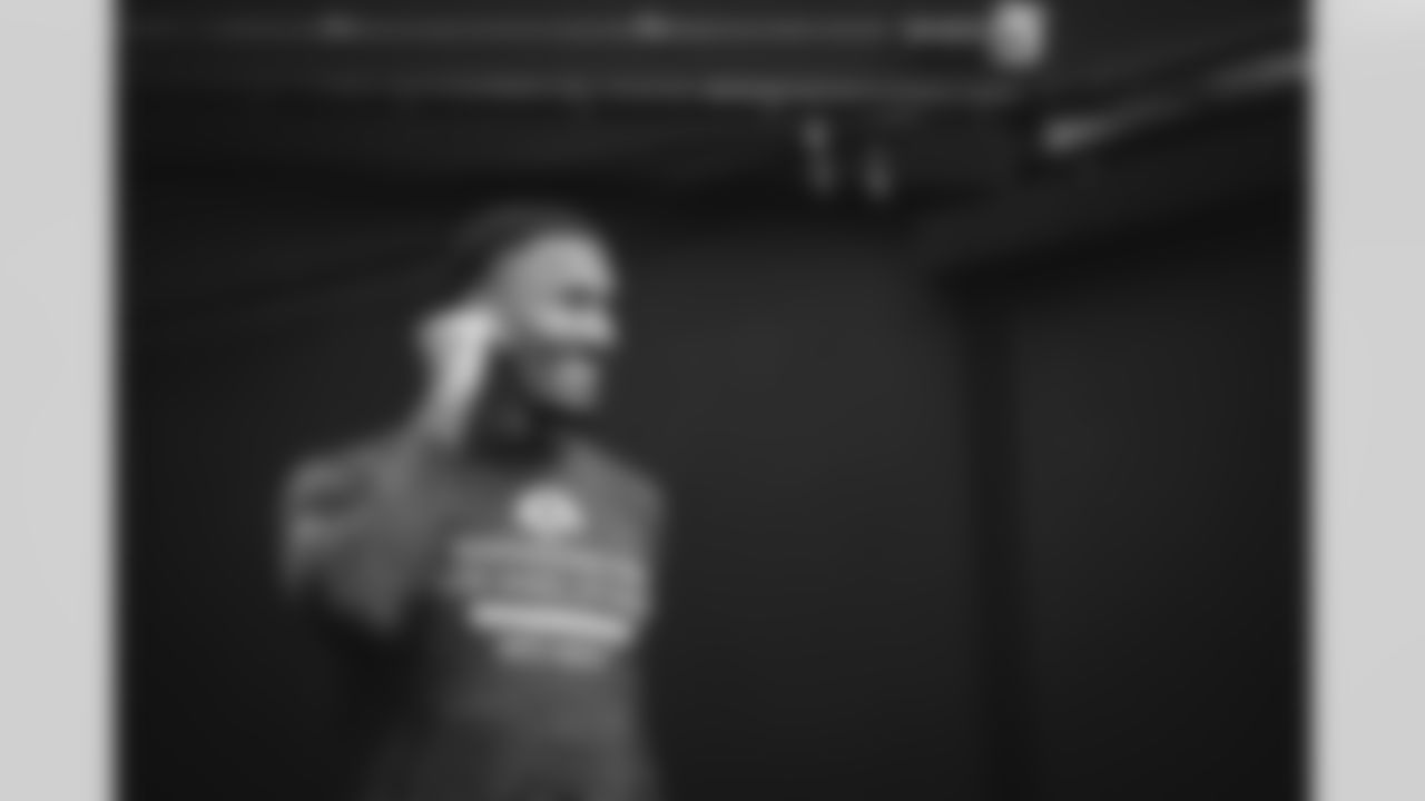 37 S Quentin Lake warms up pregame ahead of the Rams vs. Seahawks NFC Championship game