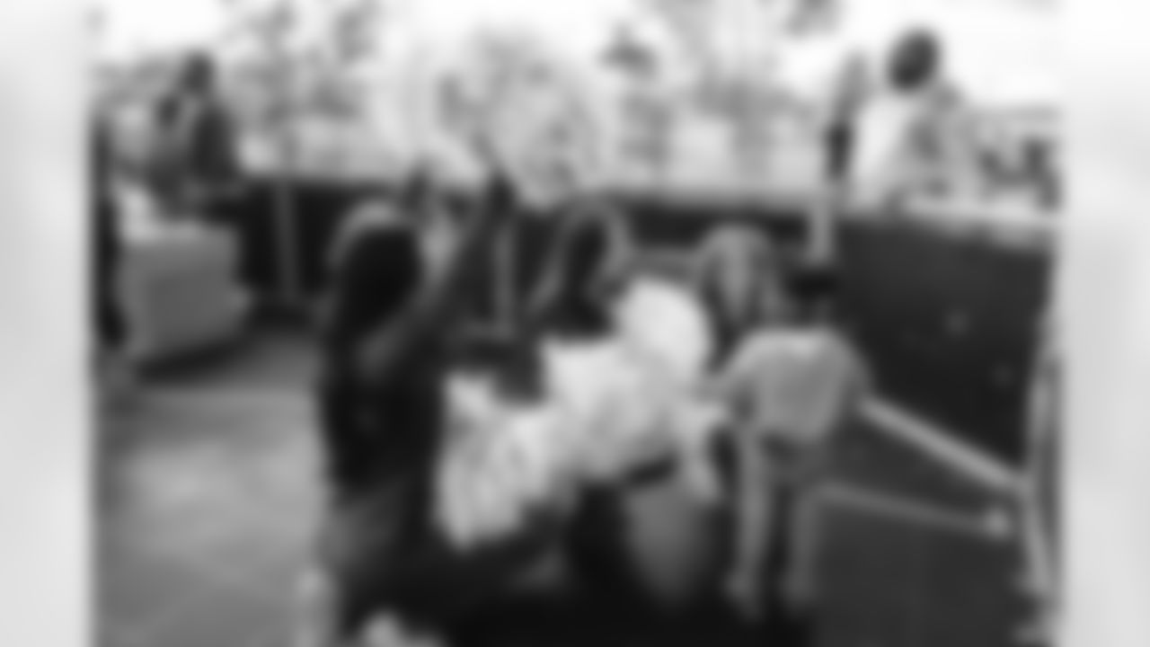 E_251122_Nickerson_Gardens_LA_Care_Food_Distro_HY_00037