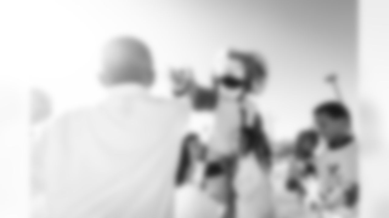 E_251202_Shoes_That_Fit_AD_1709