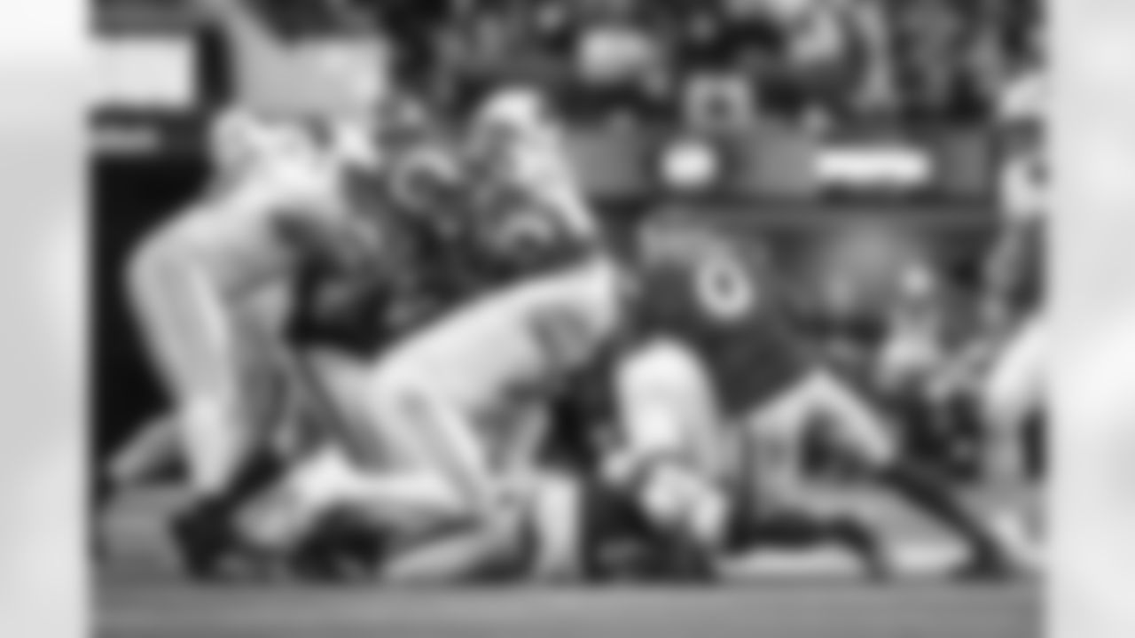 E_260104_Rams_vs_Cardinals_TE_376