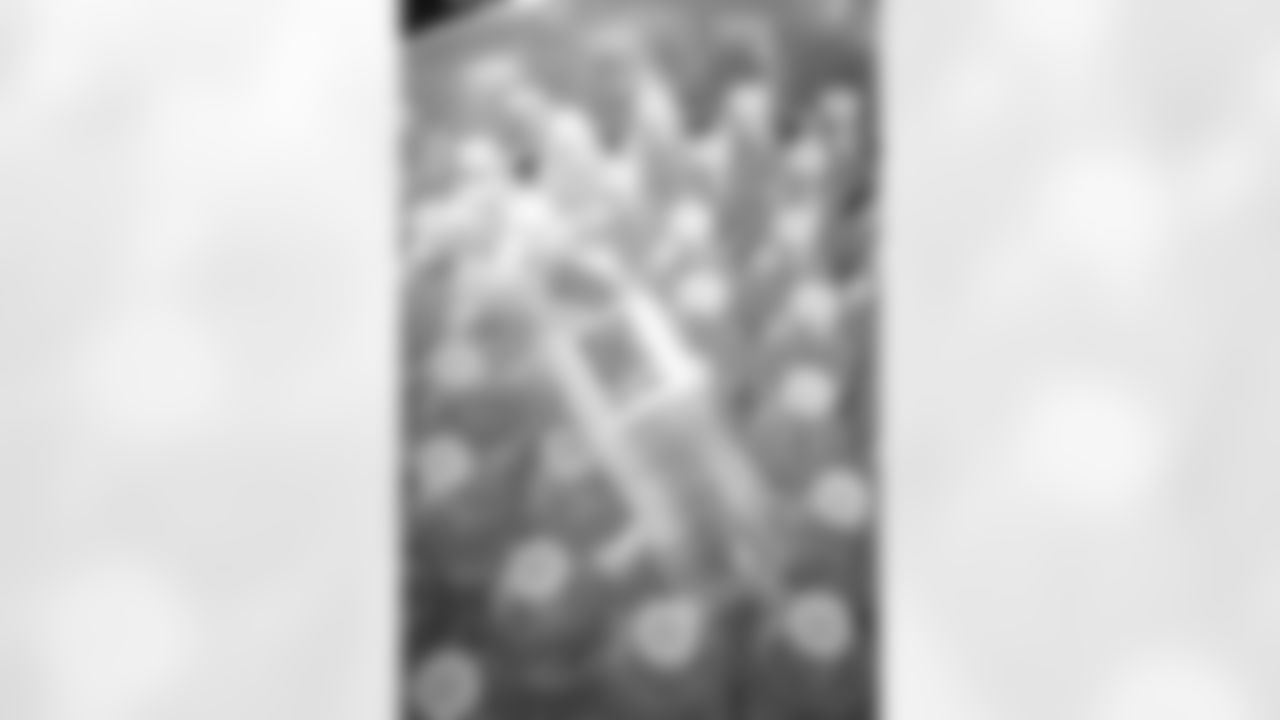 E_251122_Nickerson_Gardens_LA_Care_Food_Distro_HY_00018