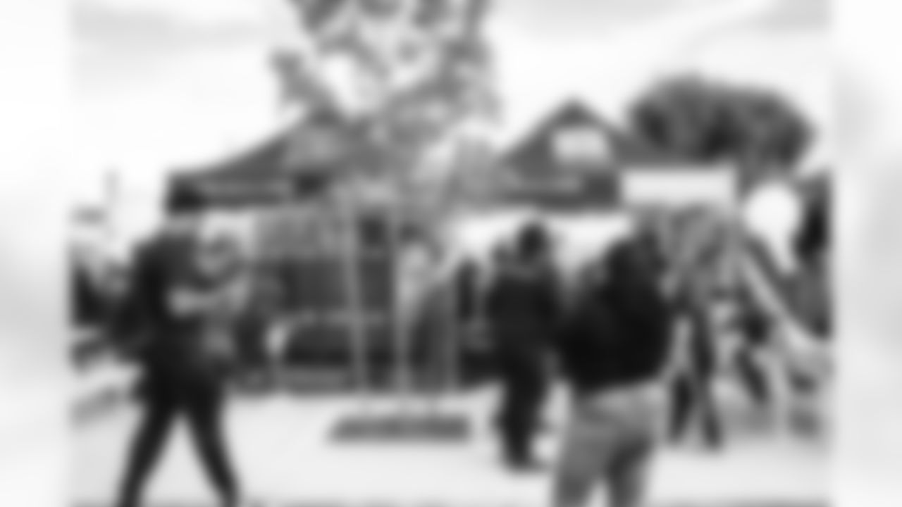 E_251122_Nickerson_Gardens_LA_Care_Food_Distro_HY_00129