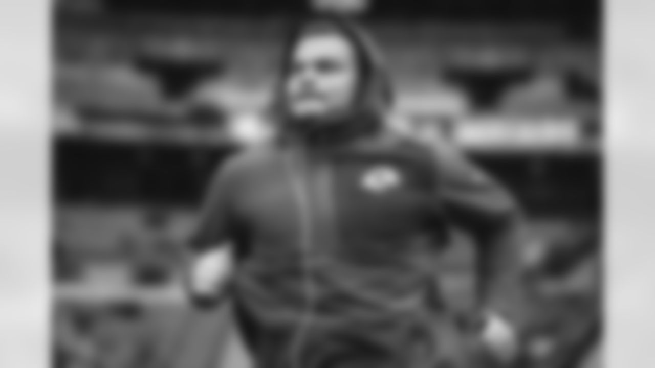 56 ILB Shaun Dolac warms up pregame ahead of the Rams vs. Jaguars Week 7 matchup