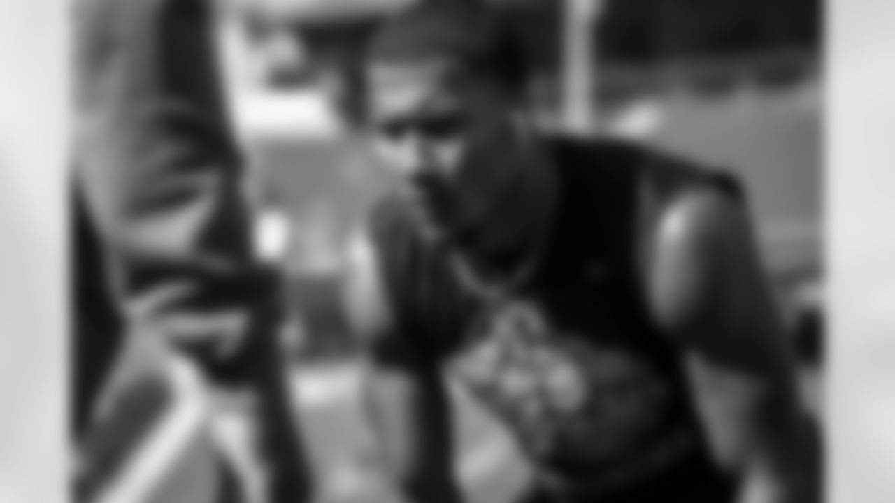 37 S Quentin Lake warms up pregame ahead of the Rams vs. 49ers Week 10 matchup