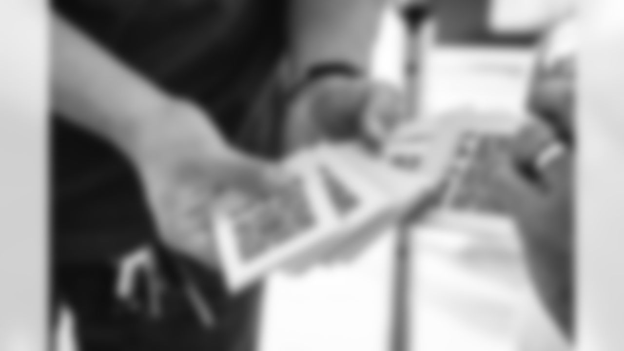 E_251122_Nickerson_Gardens_LA_Care_Food_Distro_HY_00025