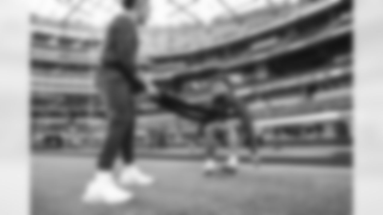 23 RB Kyren Williams warms up pregame ahead of the Rams vs. Buccaneers Week 12 matchup on Sunday Night Football