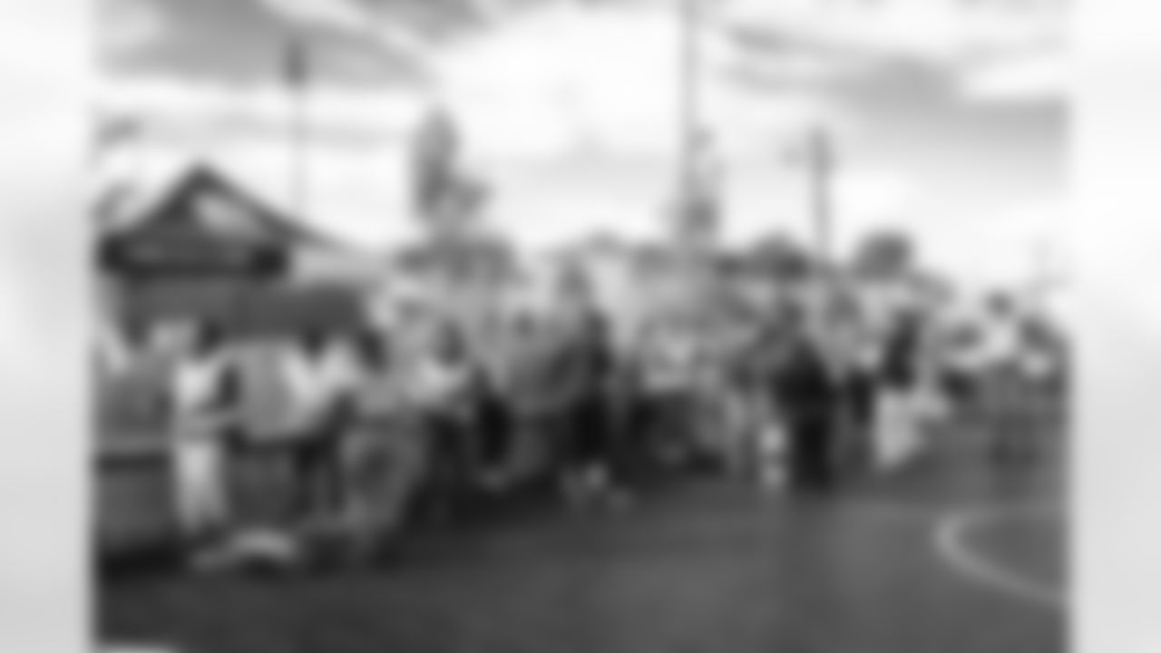 E_251122_Nickerson_Gardens_LA_Care_Food_Distro_HY_00031