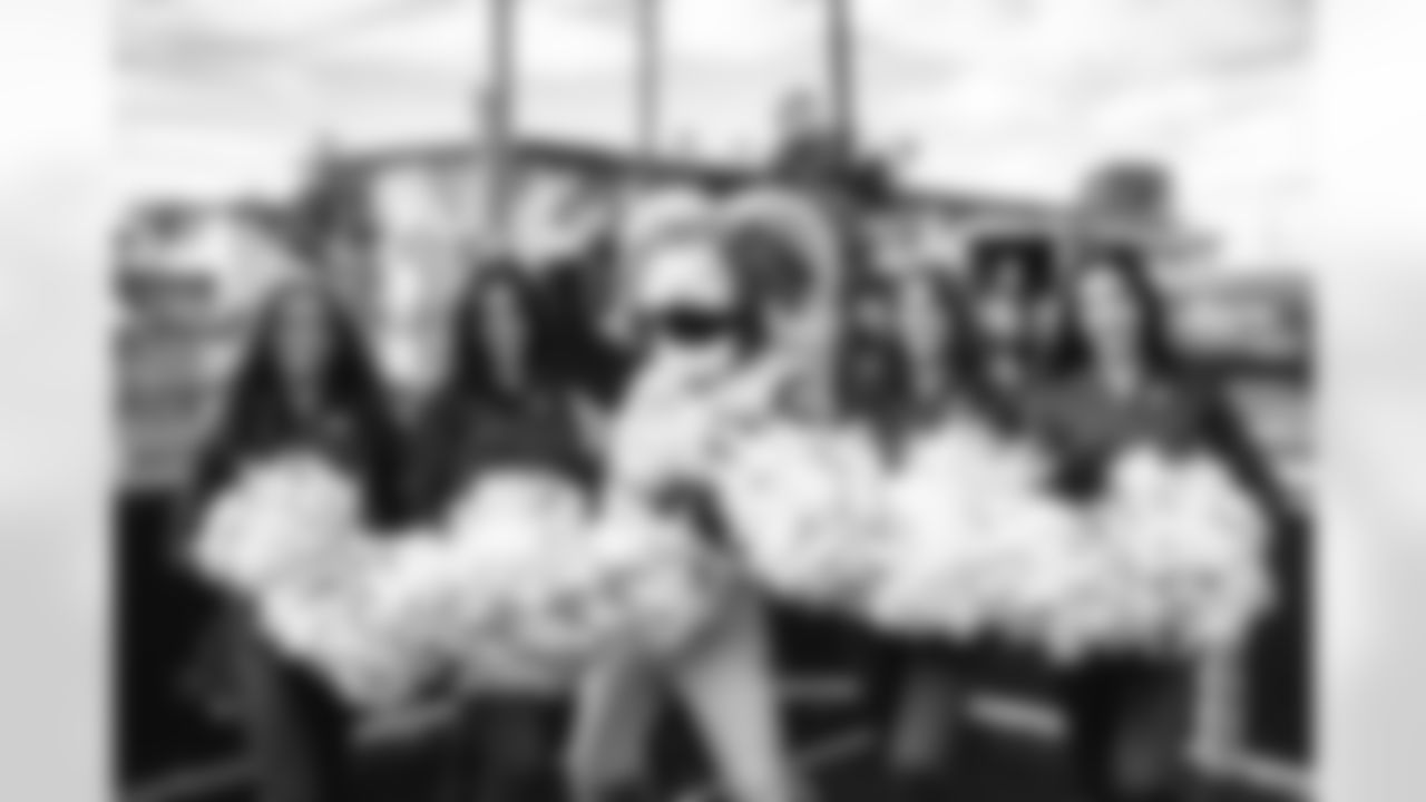 E_251122_Nickerson_Gardens_LA_Care_Food_Distro_HY_00155