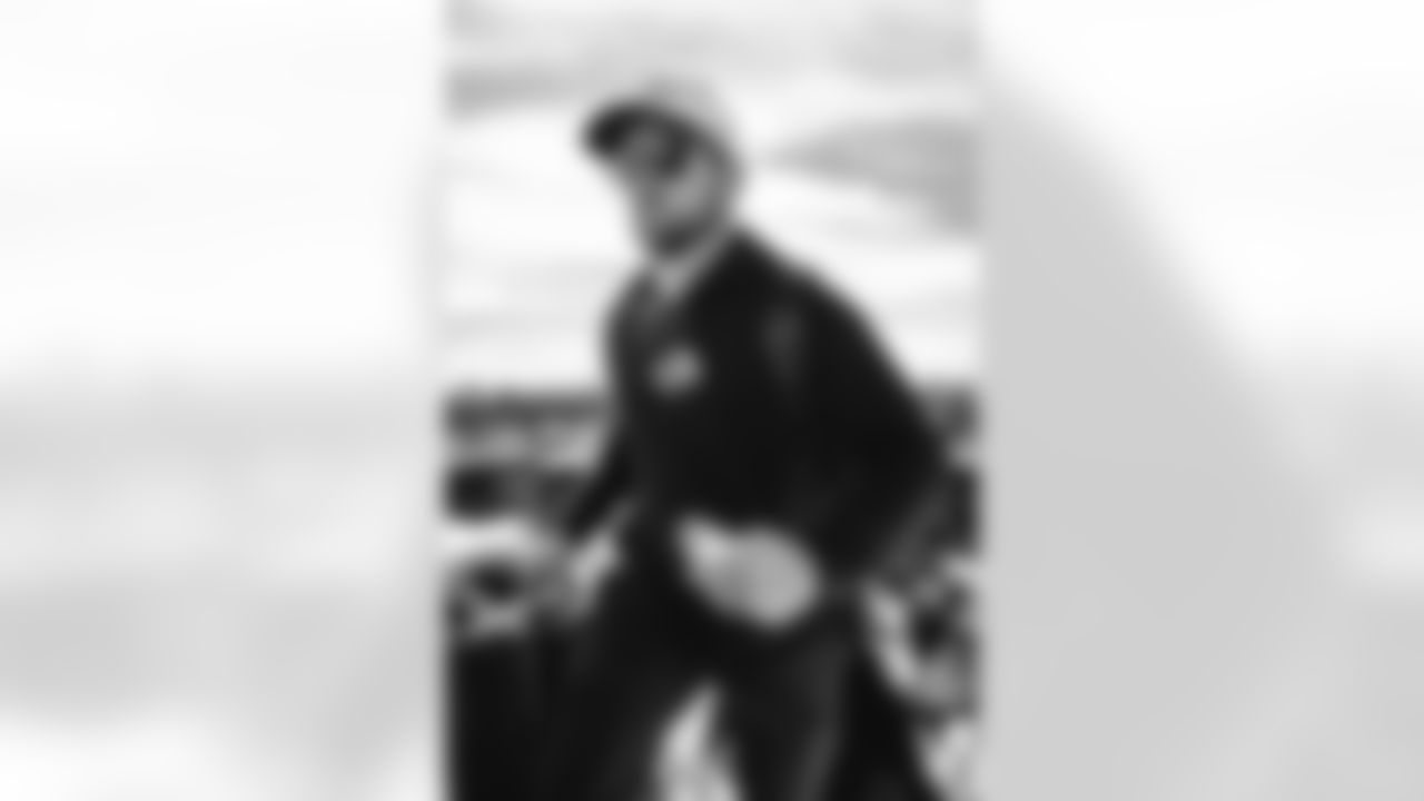 68 OL David Quessenberry travels to Chicago for Divisional matchup vs. Bears