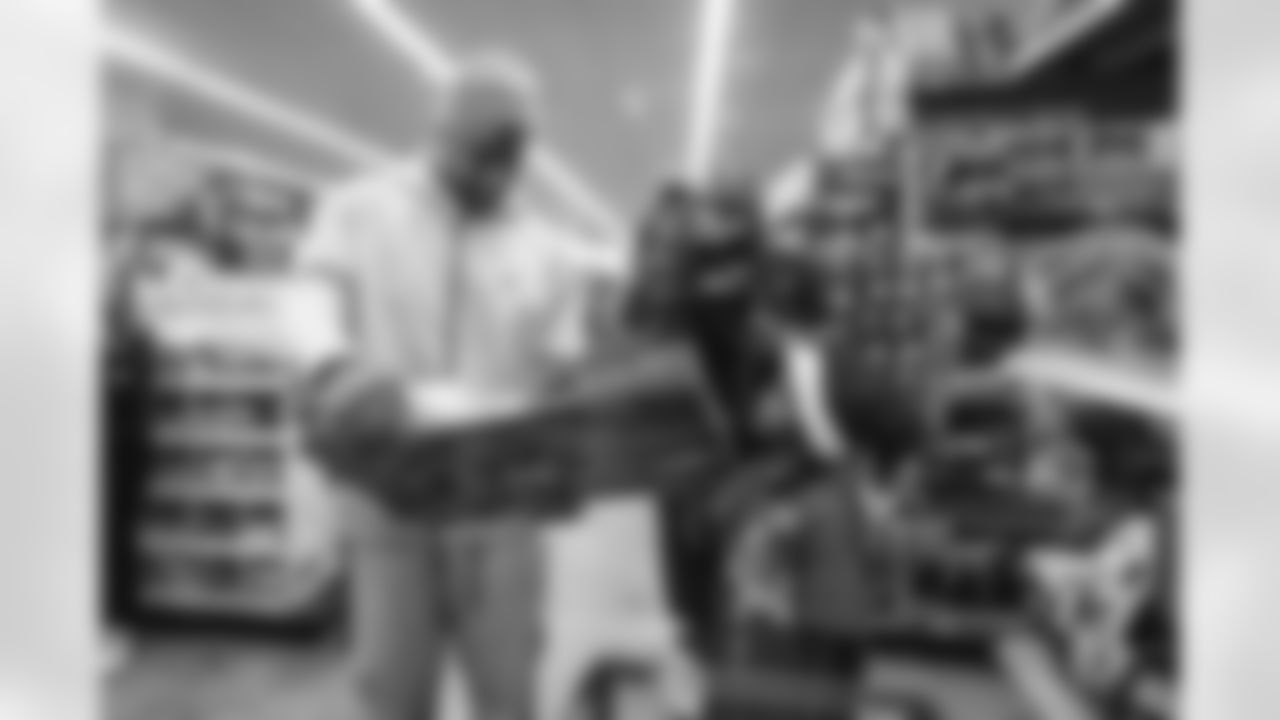 E_251210_Holiday_Shopping_Spree_NT_0174