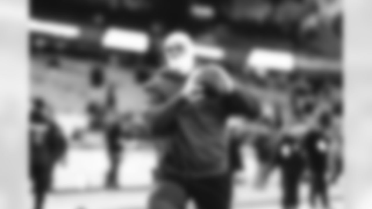 18 TE Terrance Ferguson warms up pregame ahead of the Rams vs. Bears Divisional matchup