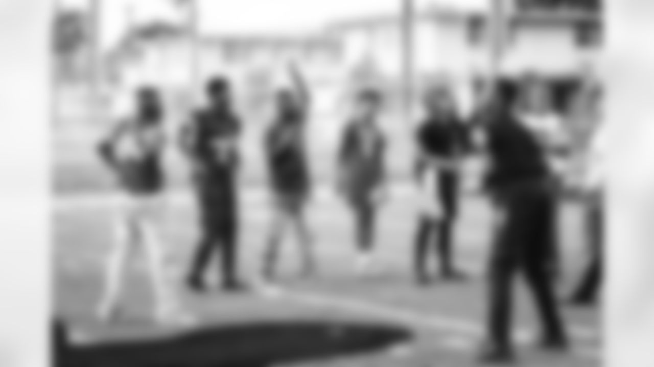 E_251122_Nickerson_Gardens_LA_Care_Food_Distro_HY_00124