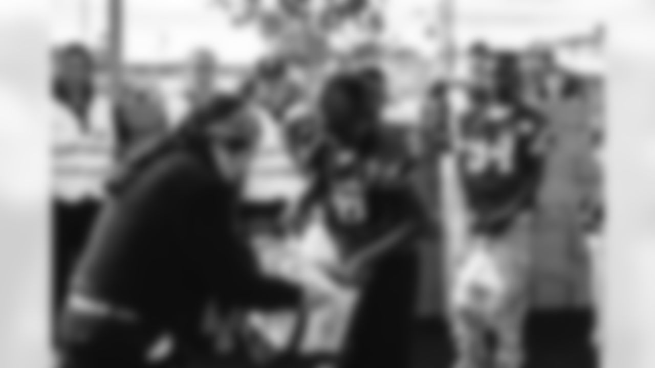 E_251122_Nickerson_Gardens_LA_Care_Food_Distro_HY_00030