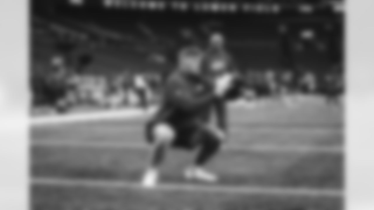 18 TE Terrance Ferguson warms up pregame ahead of the Rams vs. Seahawks Week 16 matchup