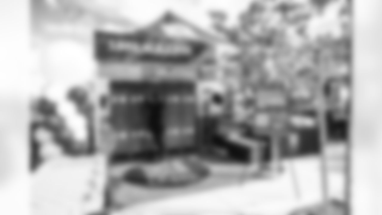 E_251122_Nickerson_Gardens_LA_Care_Food_Distro_HY_00020