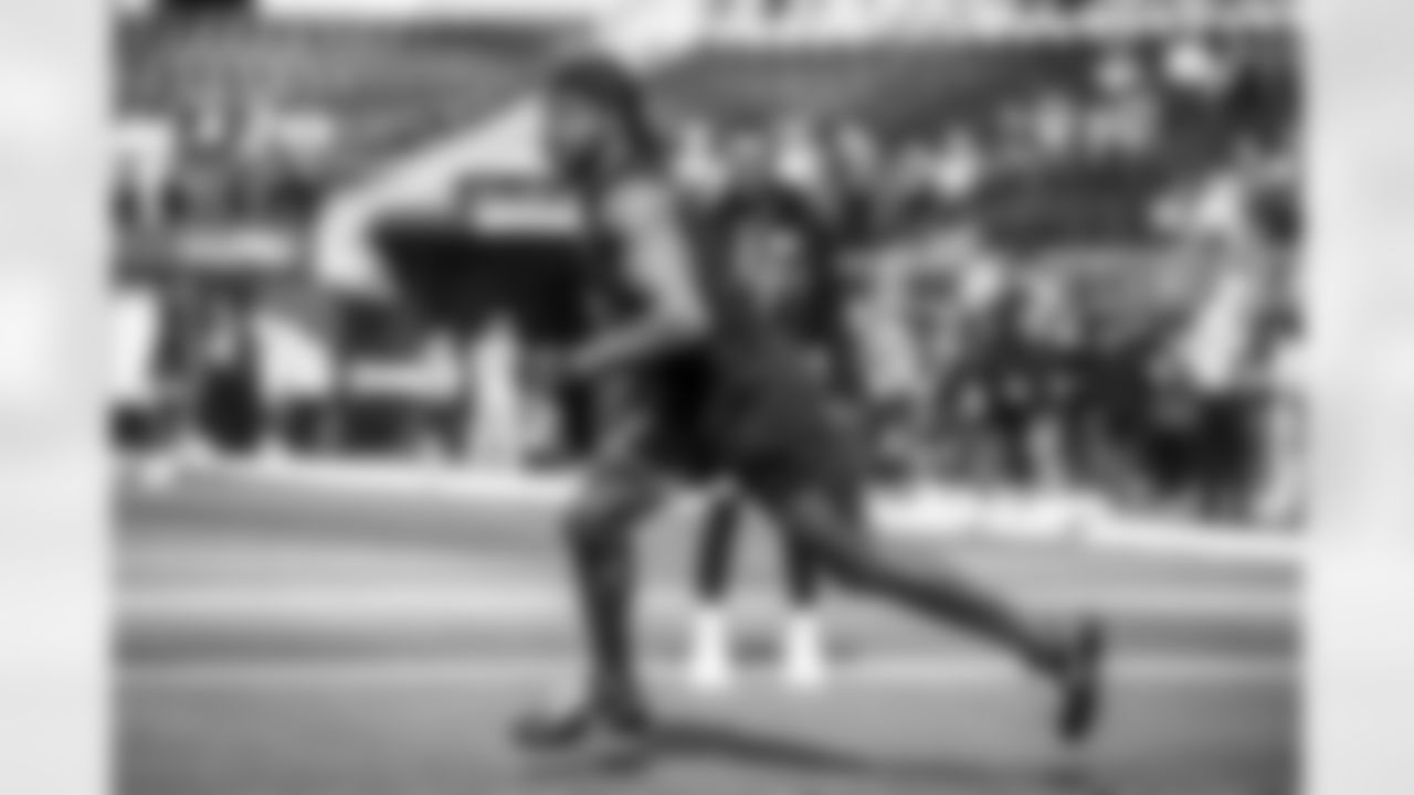 17 WR Davante Adams warms up pregame ahead of the Rams vs. Lions Week 15 matchup